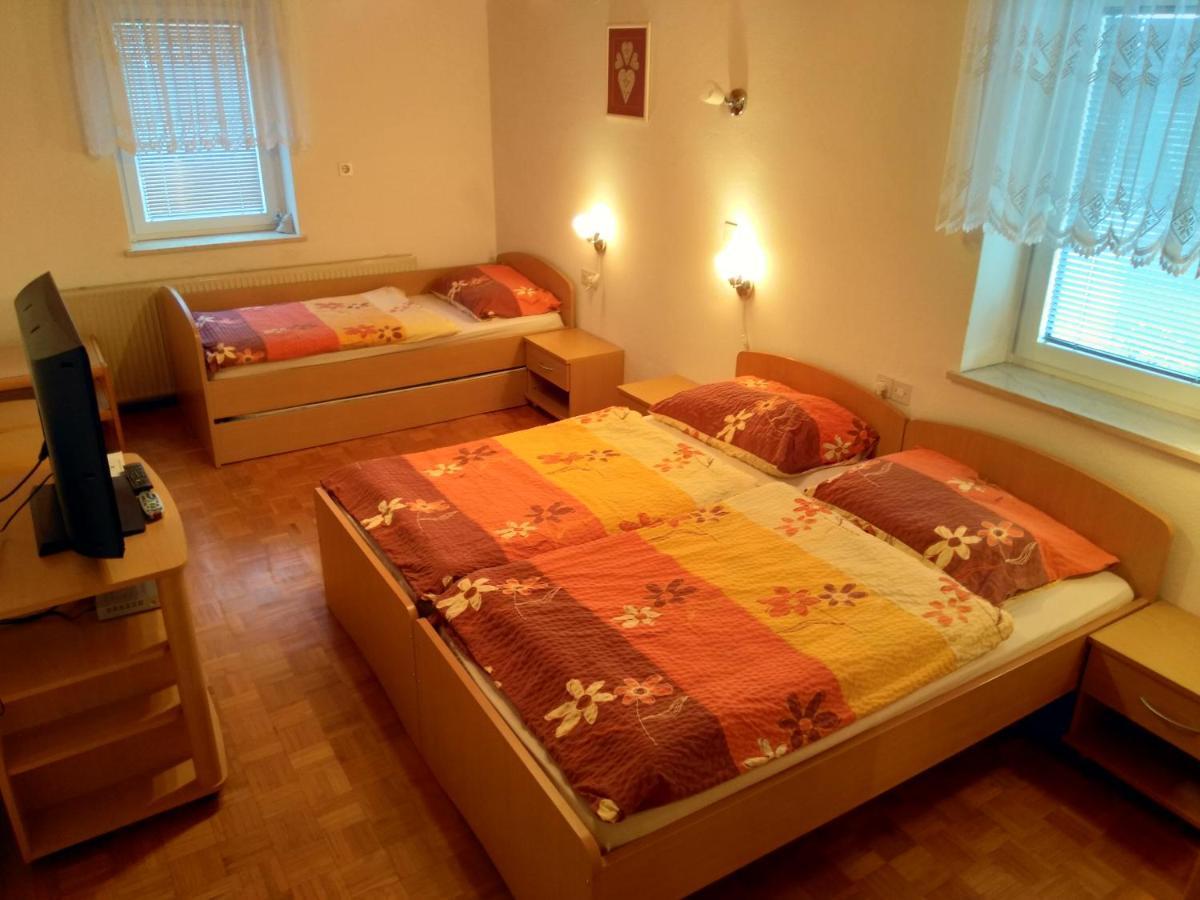 Gostilna Pension Blegos โพลจาเนแนดสโคฟโจโลโค ภายนอก รูปภาพ