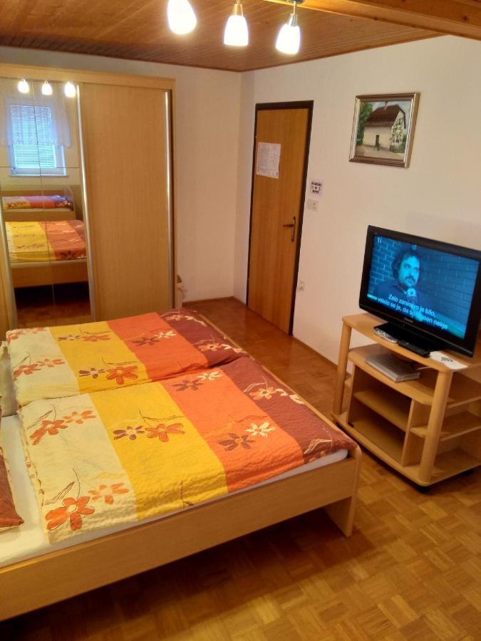 Gostilna Pension Blegos โพลจาเนแนดสโคฟโจโลโค ภายนอก รูปภาพ